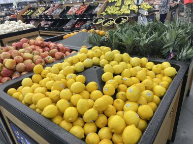 Grovetown, Ga USA - 08 19 19 23: Walmart mağazasının iç perakende satış masası limonları elma