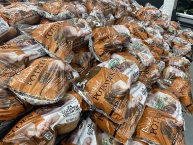 Grovetown, Ga USA - 08 19 19 23: Walmart perakende mağazası içi Russet patates çuvalları sergileniyor