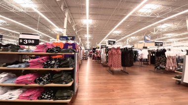Grovetown, Ga USA - 08 19-23: Walmart süper merkez iç mekan iç giyim alanı Gürcistan 'da kış mevsiminde düzenli ve temiz