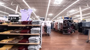 Grovetown, Ga USA - 08 19-23: Walmart süper merkez iç mekan iç giyim alanı Gürcistan 'da kış mevsiminde düzenli ve temiz