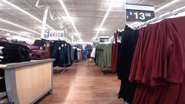Grovetown, Ga USA - 08 19-23: Walmart süper merkez iç mekan iç giyim alanı Gürcistan 'da kış mevsiminde düzenli ve temiz