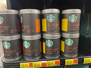 Grovetown, Ga USA - 07-16-23: Walmart İçi New Starbucks kahve kutuları ve fiyatlar