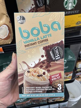 Grovetown, Ga USA - 07 16: 23: Walmart İçi New Starbucks kahvesi BoBa el ele tutuşuyor