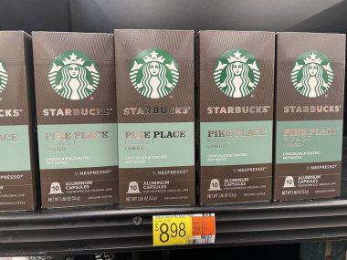 Grovetown, Ga USA - 07-16-23: Walmart İçişleri New Starbucks Kahve Fiyatı ve Kutuları