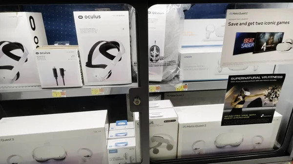 Grovetown, Ga USA - 03: 12: Walmart perakende mağazası iç mekan Oculus by Meta display VR kulaklığı