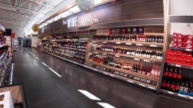 Grovetown, Ga USA - 05: 20 22 LIDL Perakende marketi İyi şarap koleksiyonu duvarı
