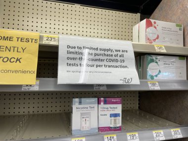 Augusta, Ga USA - 01 14 2022: Walgreens perakende satış mağazası covid test kiti Sınırlı tedarik işareti