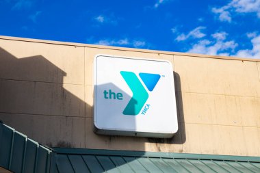 Augusta, Ga USA - 02 21 2021: Duvar dış binasında aile YMCA tabelası