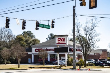 Augusta, Ga USA - 02 21 2021: Peach Orchard ve Lumpkin Yolu 'nun CVS perakende mağazası ve eczane köşesi