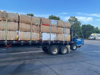 Augusta, Ga USA - 01 14 2022: Karton balya ve çatal asansörü taşıyan yarı kamyon