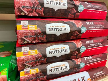 Grovetown, Ga USA - 01 14 2022: Yiyecek aslan marketi İçi büyük çantalı köpek maması