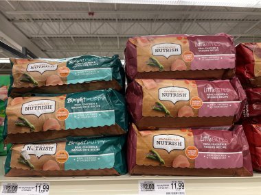 Grovetown, Ga USA - 01 14 2022: Gıda aslan marketi İçi büyük çantalı köpek maması Nutrish ve fiyatları