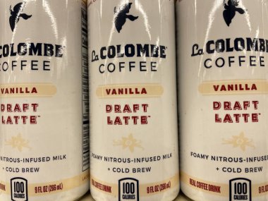 Grovetown, Ga USA - 01 14 2022: La Colombe bir mağaza rafında konserve vanilyalı kahve