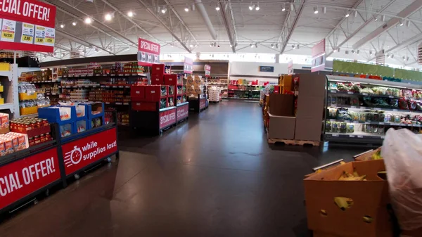 美国Ga Grovetown 2022 Lidl食品杂货店内部特价标志和展品 — 图库照片