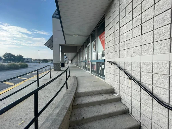 Augusta Usa 2022 Concrete Walkway Retail Strip Mall Metal Rails — Stock Photo, Image