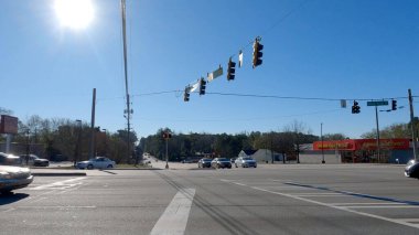 Augusta, Ga USA - 12: 25 Noel Günü 4 yönlü kavşakta trafik açık mavi gökyüzü