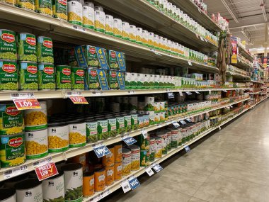 Grovetown, Ga USA - 01: 30 21: Food Lion Market İçi konserve sebze reyonu