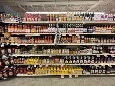 Grovetown, Ga USA - 01: 30: Gıda Aslanı market içi baharatlar A1, hardal ve acı sos