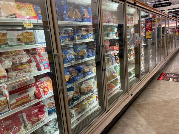 Grovetown, Ga USA - 01 30 21: Внутренние двери морозильной камеры продуктового магазина Food Lion косый вид