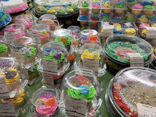 Grovetown, Ga USA - 03-21: Food Lion market iç bayram kurabiyeleri ve kek sergisi