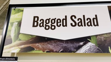 Bir markette poşetlenmiş Salata Duvar Dekoru tabelası. Aslan resmi.