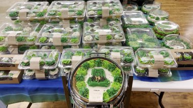 Grovetown, Ga USA - 03: 17 17: Yiyecek Aslanı Marketi St. Patricks Günü kurabiyesi ve pasta sergisi