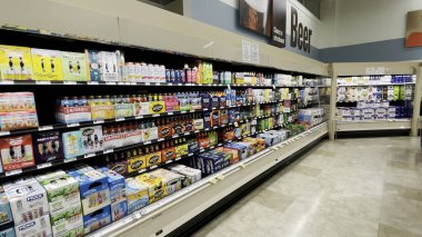 Grovetown, Ga USA - 11 14 22: Food Lion marketi temiz tam bira kutusu geniş pan alkol bölümü