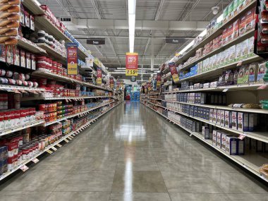 Grovetown, Ga USA - 04: 30: 22: Yiyecek Aslanı marketi konserve ve makarna reyonuna bakıyor
