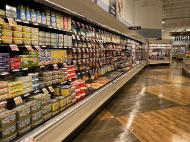 Grovetown, Ga USA - 04: 23 22: Food Lion market süt ürünleri rafları dolu ve düzenli
