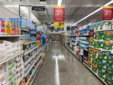 Grovetown, Ga USA - 04 23 22: Gıda Aslanı marketi kağıt ürünleri reyonuna bakıyor