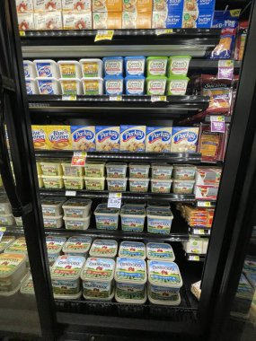 Hephzibah, Ga USA - 04 23 22: IGA market tereyağı bölümü ve fiyatları