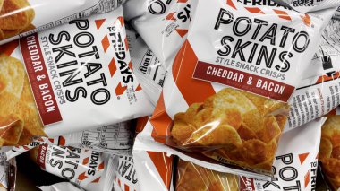Grovetown, Ga USA - 09 01 22: TGI Fridays cips paketleri bir markette sergileniyor