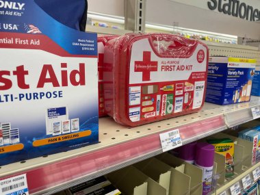 Grovetown, Ga USA - 09 08: 23: CVS Eczane ve perakende satış mağazası ilk yardım çantaları rafta