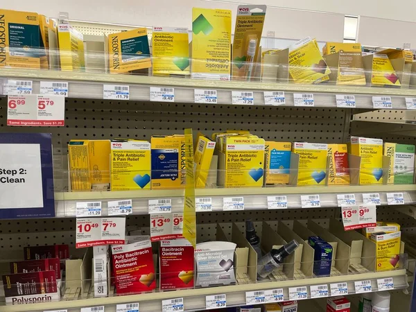 Grovetown, Ga USA - 09 08: 23: CVS Eczane ve perakende mağazası iç yara bandı bölümü ve fiyatları