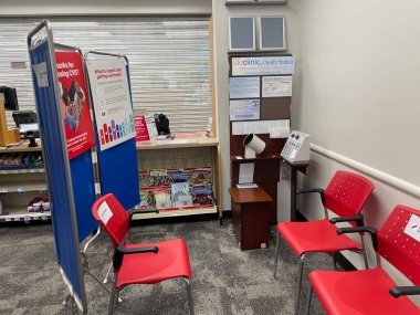 Grovetown, Ga USA - 09 08: 23: CVS Eczane ve perakende satış mağazası covid aşı alanı ve oturma yeri