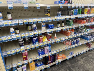 Grovetown, Ga USA - 09 08 08 23: CVS Eczane ve perakende satış mağazası patlamış ilaçlar