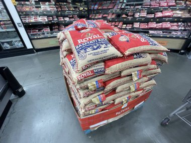 Grovetown, Ga USA - 09 08 08: 23: Walmart Marketi Kraliyet Pirinci büyük 9 kilo gösteriyor