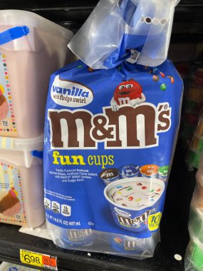 Grovetown, Ga USA - 09 08 08 23: Walmart market MM dondurma kupaları eğlence kupaları