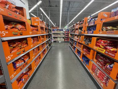 Grovetown, Ga USA - 09 08 08 23: Walmart Market Cadılar Bayramı şekerleme bölümü