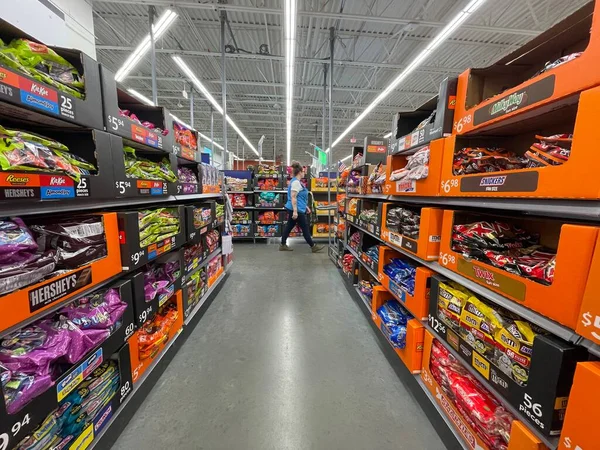 Grovetown, Ga USA - 09 08 08 23: Walmart Market Cadılar Bayramı şekerleme bölümü