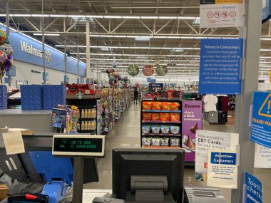 Grovetown, Ga USA - 08: 30 30 23: Walmart perakende satış mağazası iç kasası