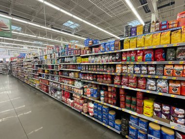 Grovetown, Ga USA - 08: 30 30 23: Walmart perakende mağazasının iç tarafındaki kahve reyonuna bakın