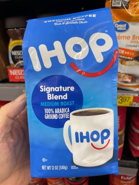 Grovetown, Ga USA - 08: 30 30 23: Walmart perakende mağazası IHOP iç kahve karışımı