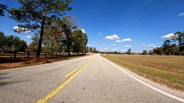 Burke County, Ga USA - 103 03: 22: POV, güz sezonunun en düşük seviyesine iniyor, kahverengi ahşap çitler.