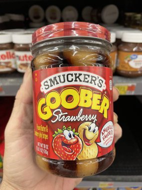 Grovetown, Ga USA - 11 03: 22: Walmart perakende mağazası İçişleri Smuckers Çilek Fıstık ezmesi ve reçel çizgileri