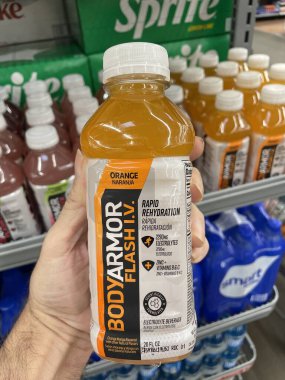 Grovetown, Ga USA - 103 03 22: Walmart perakende mağazası iç zırh sporları portakal suyu