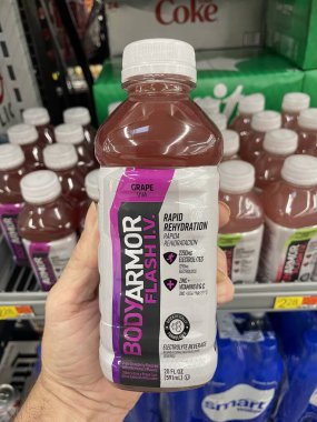 Grovetown, Ga USA - 103 03 22: Walmart perakende mağazası iç zırh sporları üzüm suyu