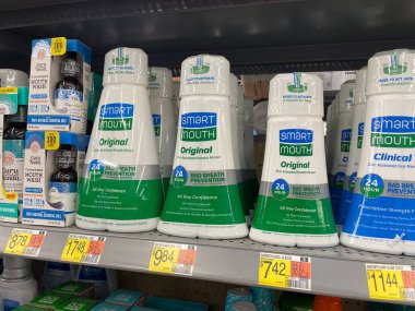 Grovetown, Ga USA - 103 03 22: Walmart perakende satış mağazası Oral bakım Akıllı ağız ürünleri ve fiyatlar