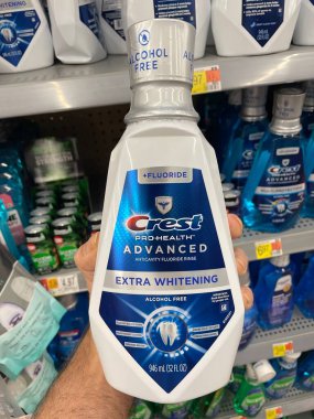 Grovetown, Ga USA - 103 03 22: Walmart perakende satış mağazası Ağız beyazlatıcı gargara