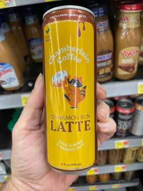 Grovetown, Ga USA - 09 07 07 23: Walmart market iç tarçınlı latte konserveli kahve